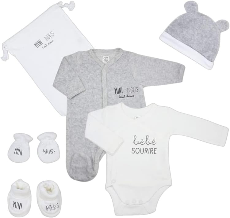 Trois Kilos Sept - Kit Naissance - Vêtements Bébé - Ensemble Unisexe avec Pyjama, Body, Bonnet, Chaussons et Moufles - Sac de Rangement Inclus